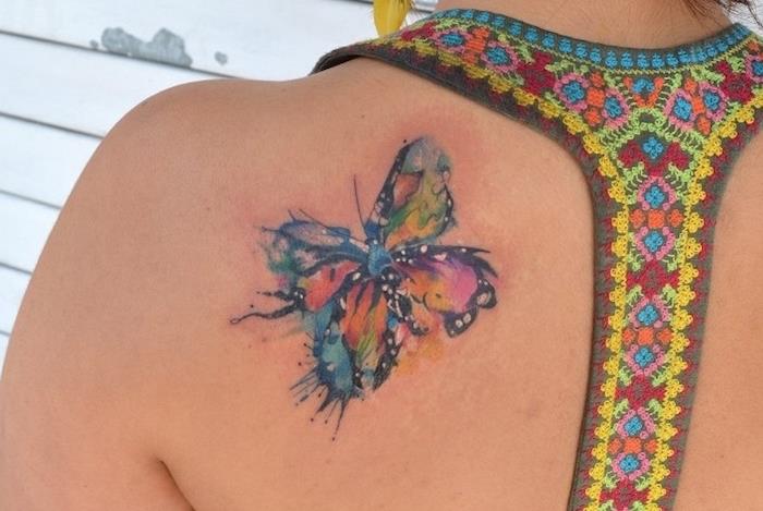 farebné tetovanie, návrh akvarelového vzoru, tetovanie pre ženy, viacfarebný motýľ
