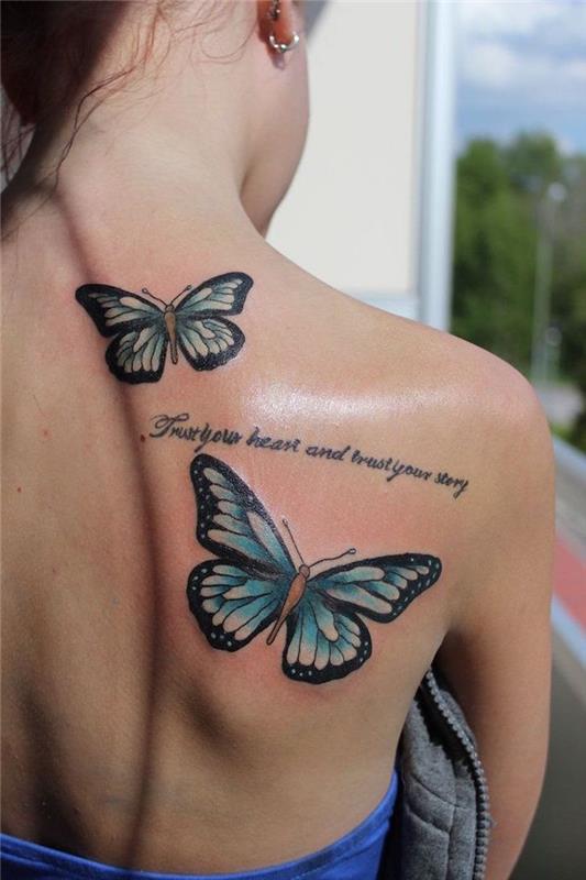 nápad na tetovanie, účes so zopnutými vlasmi, dámsky piercing do ucha, tetovanie na chrbte s modrými vzormi motýľov