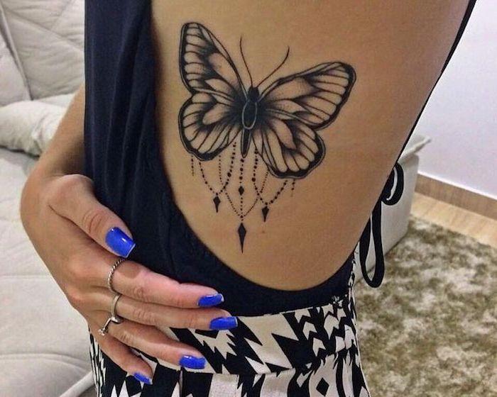 tetovací dizajn, kresba tela, tetovanie motýľovými šperkami, modrá manikúra
