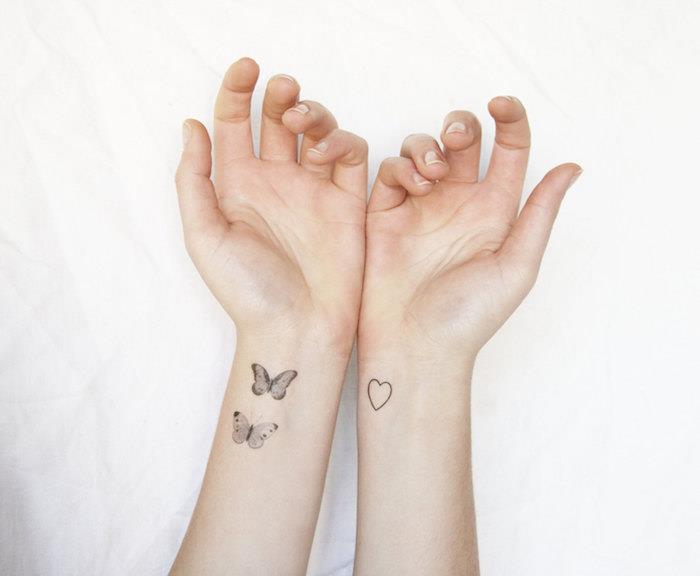 tetovací model, malá kresba na koži so vzorom srdca a motýľov, jemný nápad na tetovanie pre ženy