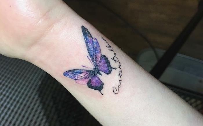 Tetovací model, farebná kresba na zápästí, fialové motýlie tetovanie pre ženy