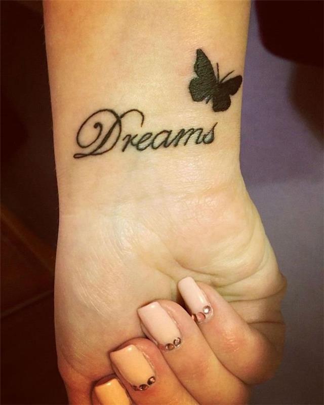 model tetovania, ružový lak na nechty, inšpiratívne slovo na zápästí, jemné tetovanie motýľa