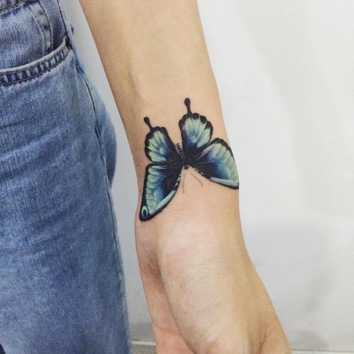 3D tetovanie motýľa, džínsové rifle, dizajn modrého motýľa v čiernych obrysoch