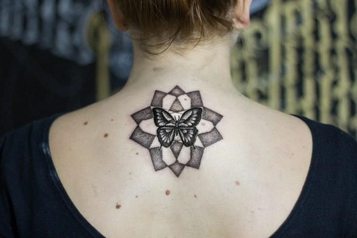 Spoločné párové tetovanie, foto najkrajšie tetovanie na svete obrázok motýľa v ružici