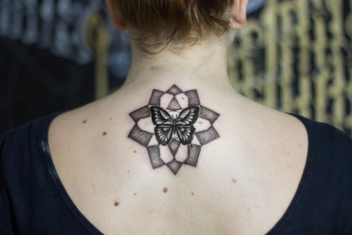 potetovaná žena, kresba atramentom na koži so vzorom motýľov, tetovanie, motýľová mandala