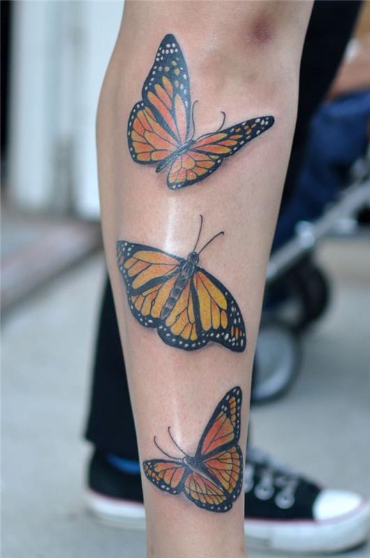 motýľové tetovanie, myšlienková kresba na koži vo farbe, motýle panovníka na nohe
