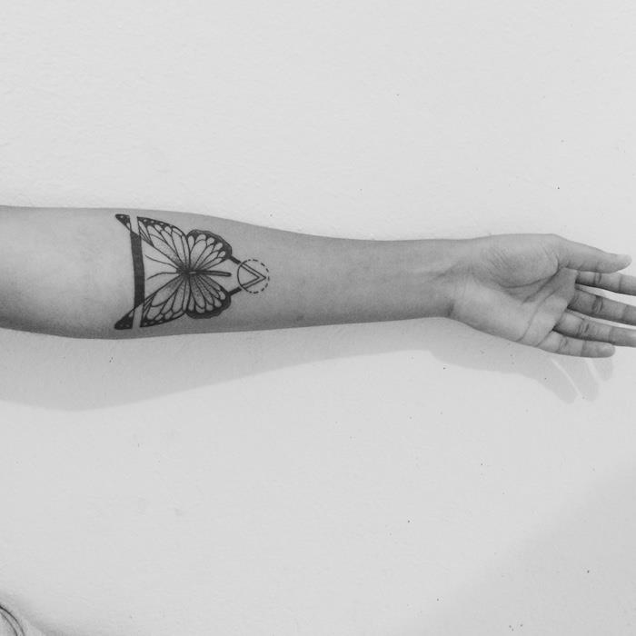 tetovací model, biela a čierna fotografia, tetovací dizajn s kmeňovými vzormi, tetovanie pre mužov
