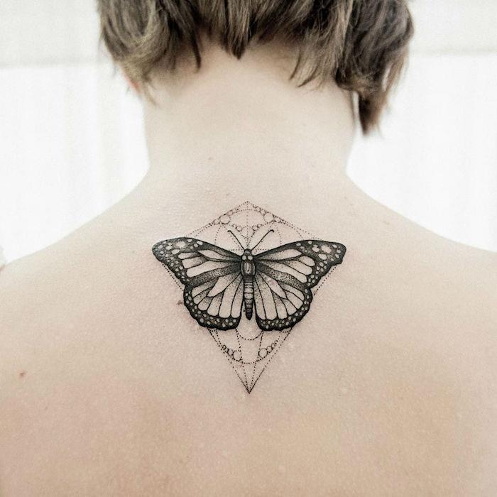symbolické tetovanie, kresba tušom na zadnej strane krku, motýlie tetovanie s etnickými motívmi