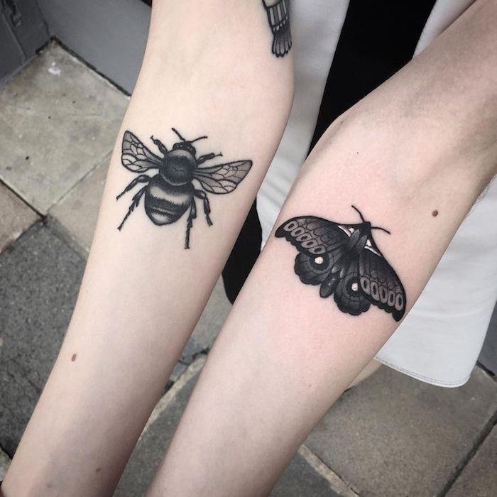 mužské ručné tetovanie, body art so vzorom hmyzu, tetovanie na rukách úplne čierne