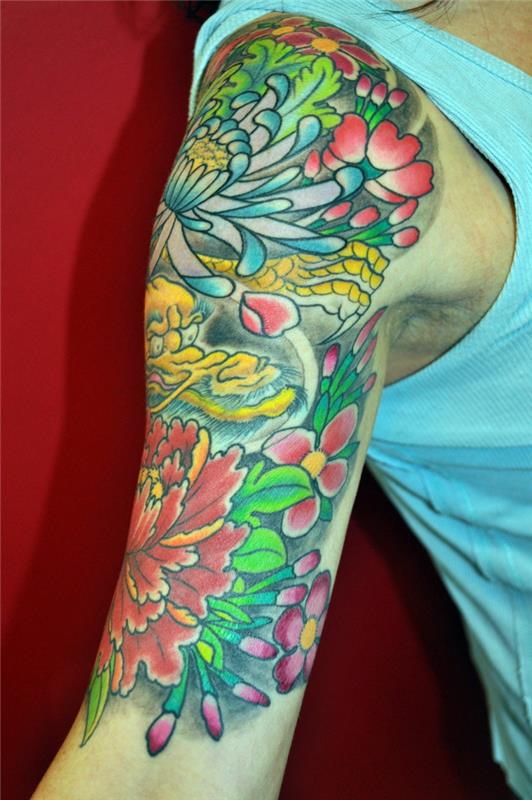 Pivoňkové tetovanie, farebné tetovanie, tetovanie na ruke niekoľkých farieb