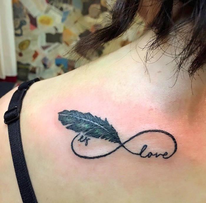 Infinity knot evighet fjäder tatuering på rygg och axel kvinna