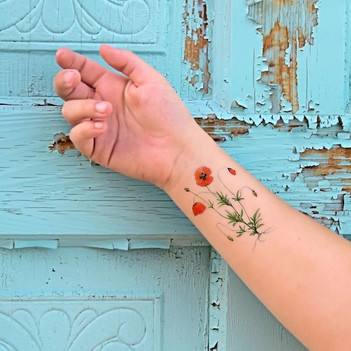 orange vallmo blomma tatuering på handleden
