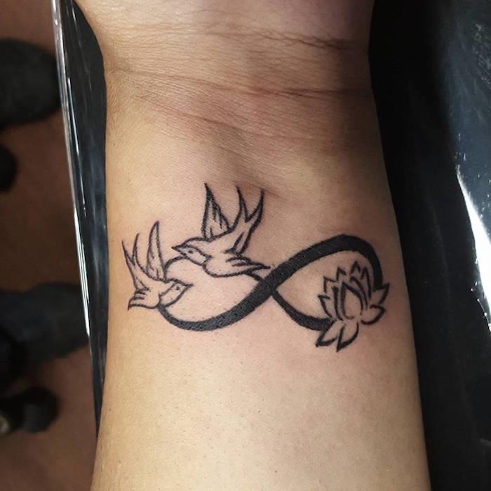 oändlighetstecken tatuerat på handleden och sväljer fågeltatuering