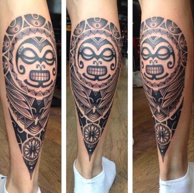 polynézske tetovanie lýtka muž kmeňová maorská maska ​​na nohe