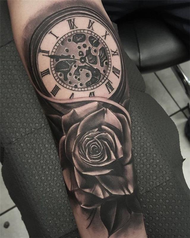 kompass och ros tatuerade på armen i grafisk stil, ytterligare tatueringssymboler
