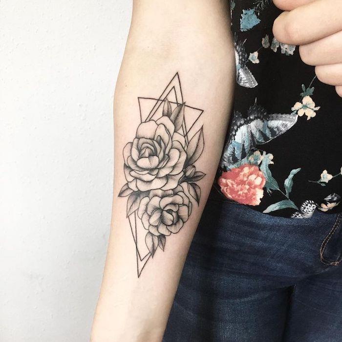 trianglar och blommor som utgör elegant kvinna tatuering på vit hud, estetisk hud design