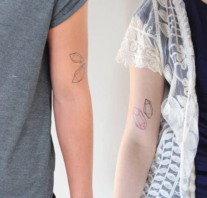 jednoduché párové tetovanie dvoch kryštálov na predlaktí