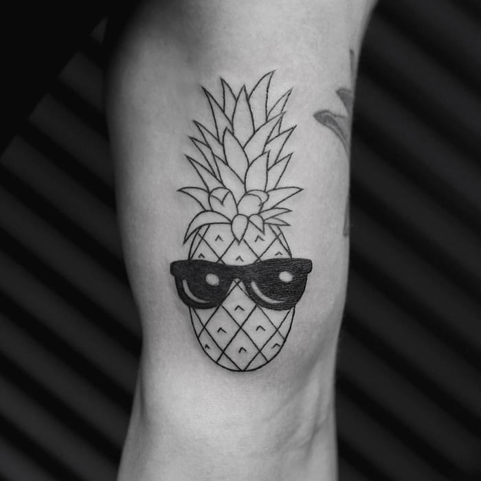 jednoduché, ale pôsobivé tetovanie ananásu s okuliarmi