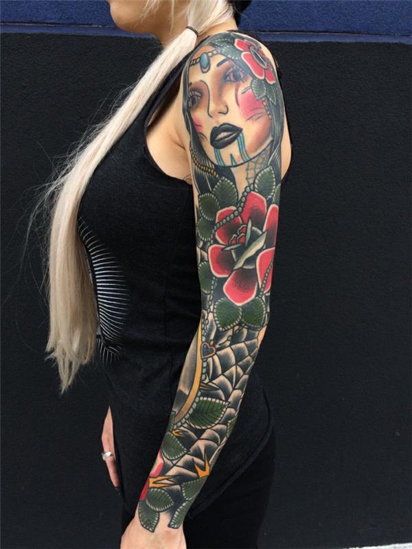 farebné rukávové tetovanie, kvitnúca kvetina, vizážistka s ružovými lícami