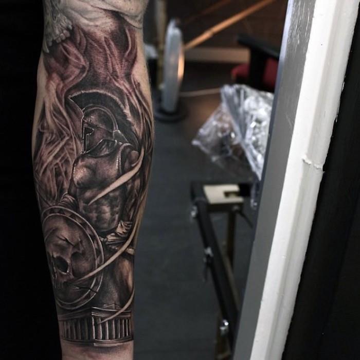 tatuering soldat i rustning omgiven av lågor, symbol tatuering styrka och vågad man