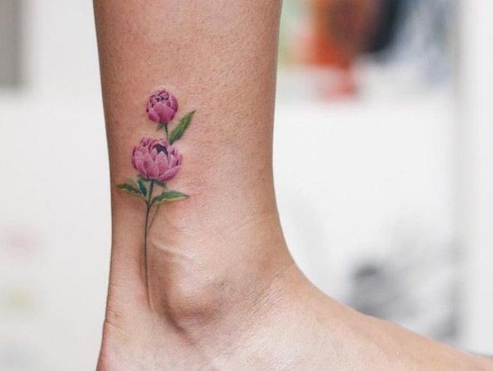 kvetinové tetovanie tetovanie chodidla ružové kvety na členku vo farbách