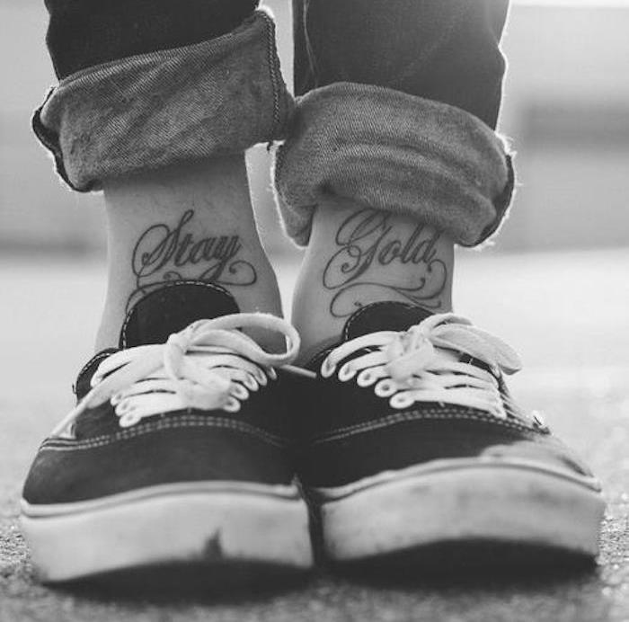 tetovanie pre členok napísané tetovacie slová na prednej strane členkov