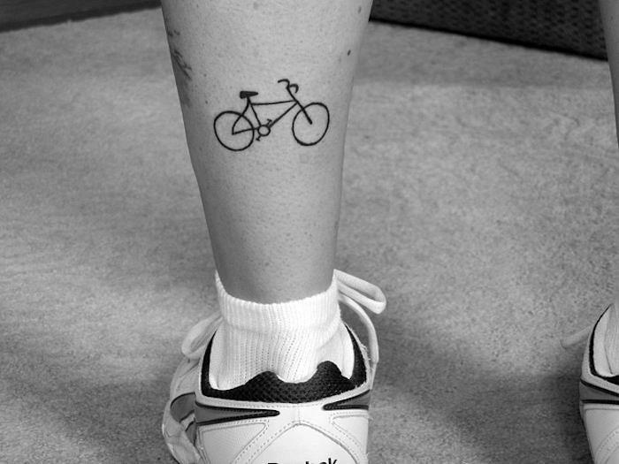 malé tetovanie na členku tetovanie bicykel zadná noha alebo členky