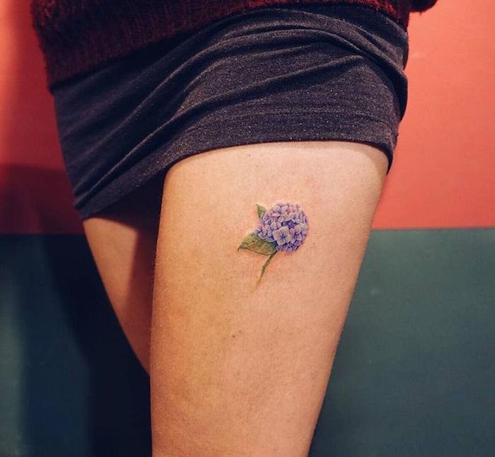 malé tetovanie na stehne malé kvetinové tetovanie na nohe