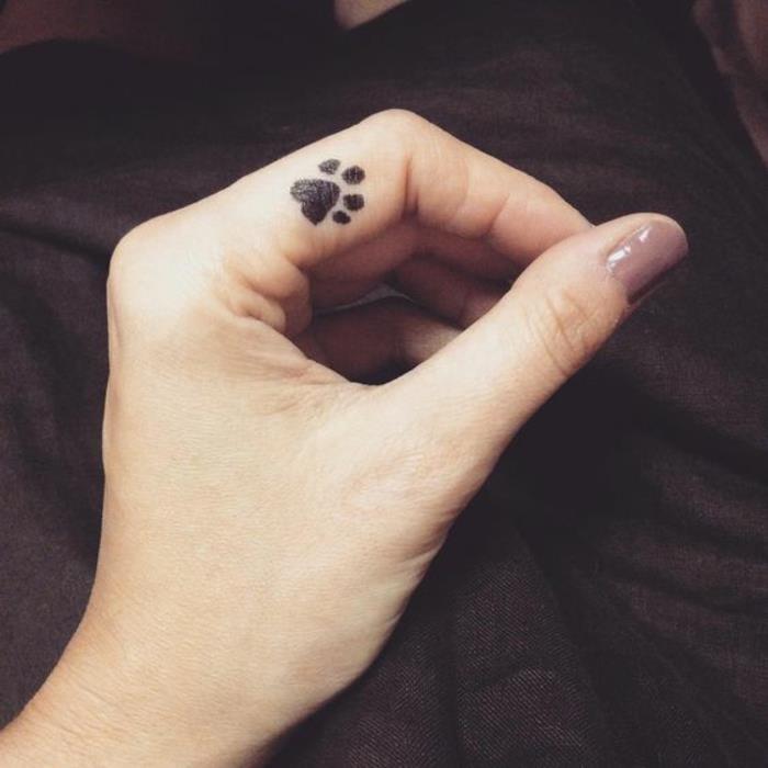 en liten katt tass tatuering, bedårande tatuering på handen