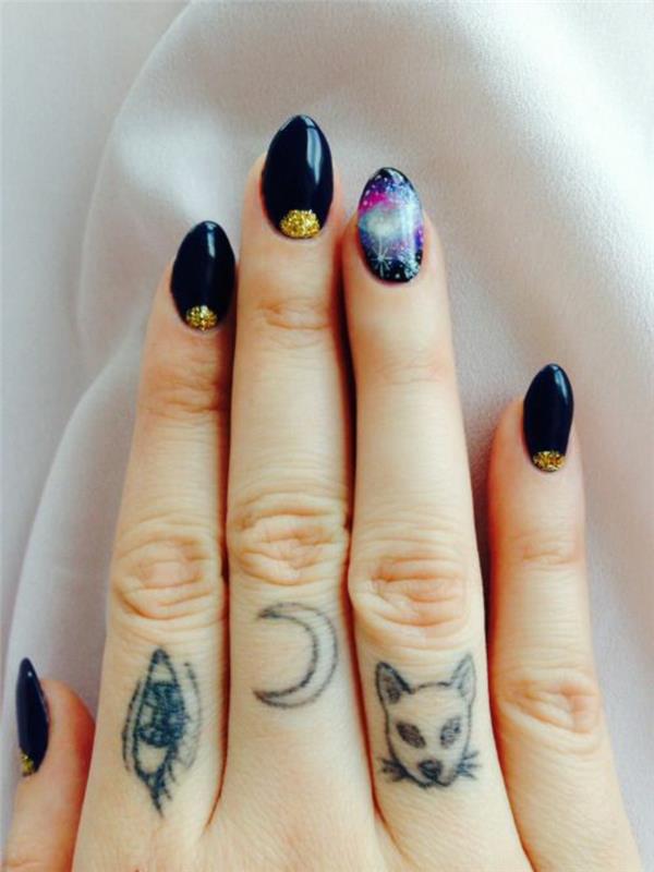 en vacker galax nagelkonst och en tatuering på fingrarna laddade med symbolik