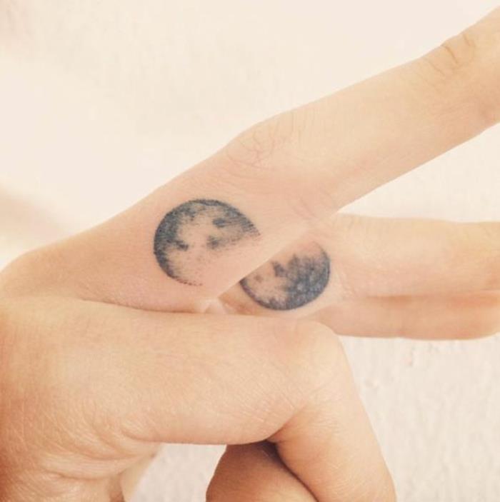 en diskret och subtil handtatuering, blekt effekt månatatuering