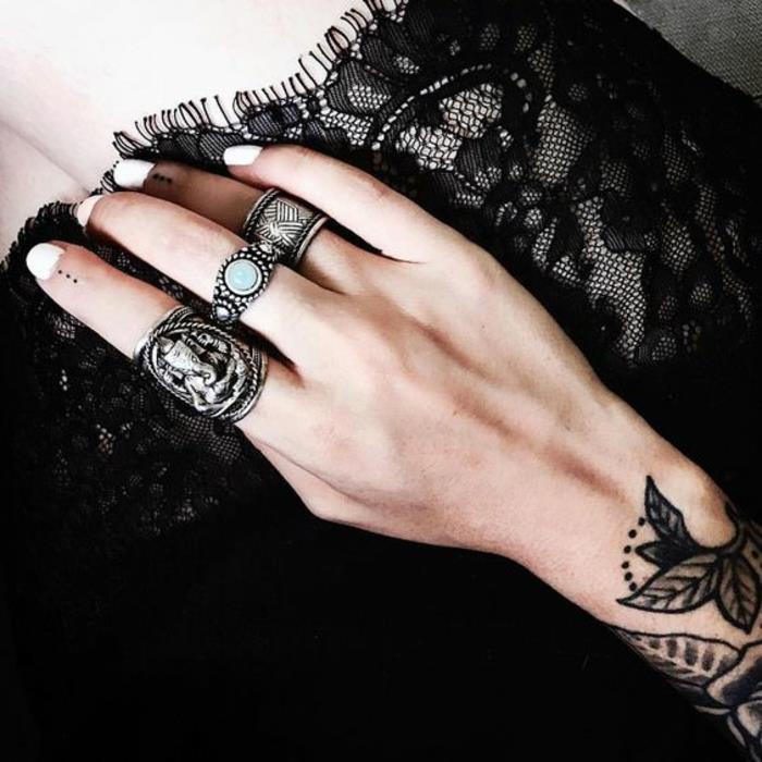 en feminin och subtil handtatuering, en prickig tatuering