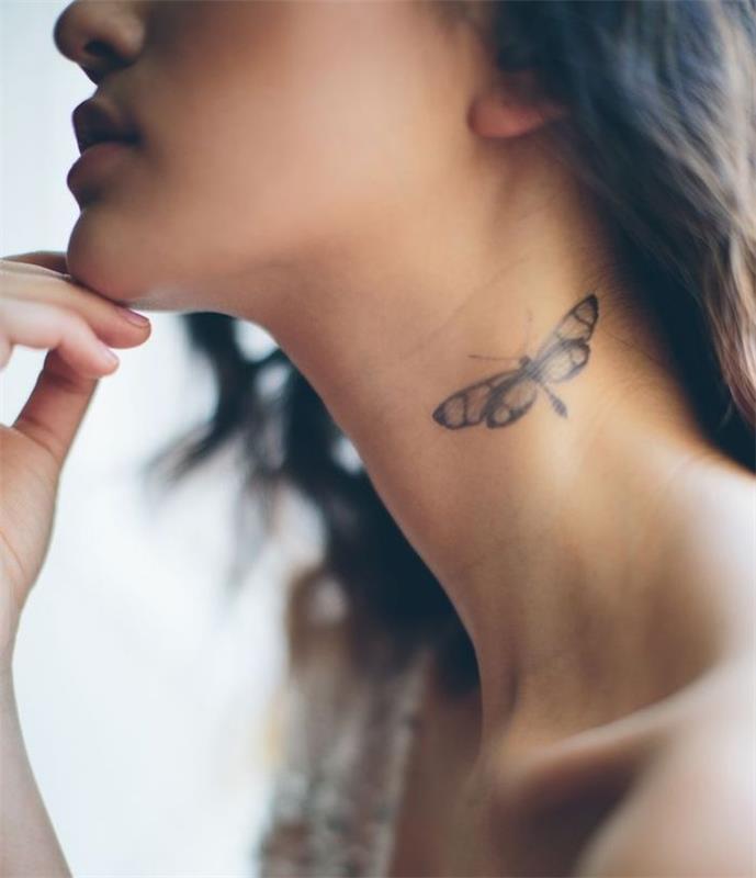 tetovací model, žena s dlhými vlasmi, šaty s asymetrickým výstrihom, tetovanie na motýle na zátylku