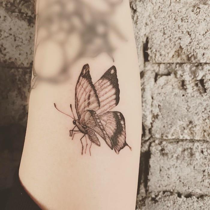 motýlie tetovanie, silueta motýľa na koži, tetovanie pre ženy a mužov