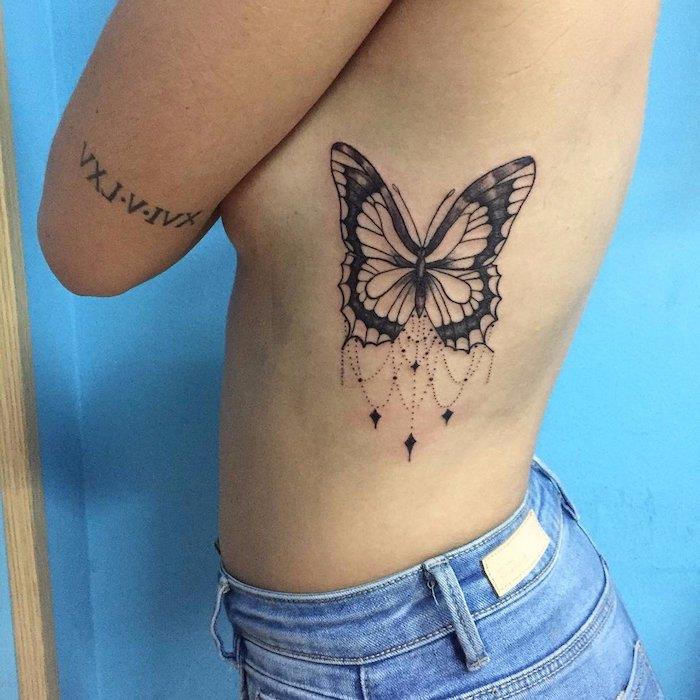 nápad na tetovanie, rifľové šortky, tetovanie na motýlie šperky, tetovanie na rande