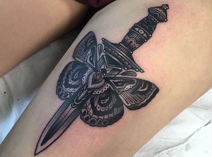 potetovaná žena, ženský bojovník, tetovanie motýľa a meča na nohe