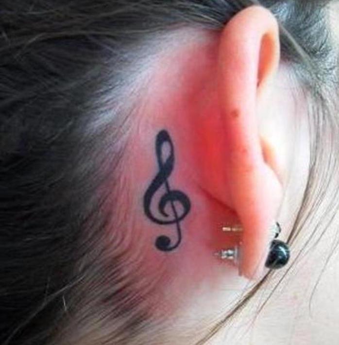 kľúčenka tetovania za ucho dievča