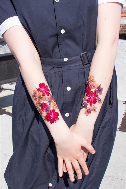 originalidé för en kvinnas underarmstatuering inspirerad av blommakonst och vårherbaria