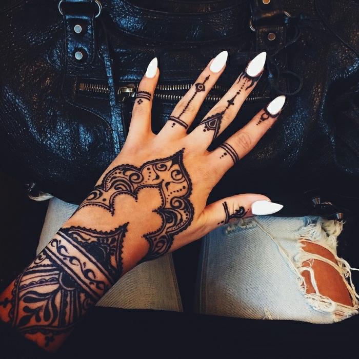dočasné tetovanie hennou, krásna žena, biela manikúra, tetovanie na predlaktie, atypický personalizovaný dizajn tetovania