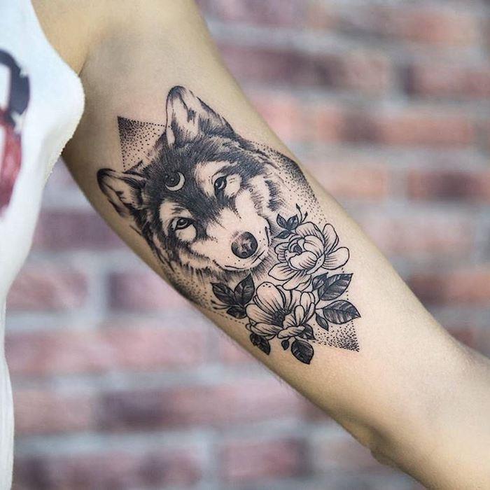 tetovací nápad, atramentová predloha tela s vlčou hlavou a kvetmi na ruke