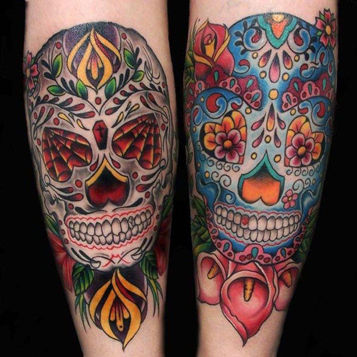Mexické tetovanie lebky calavera vo farbách na lýtku