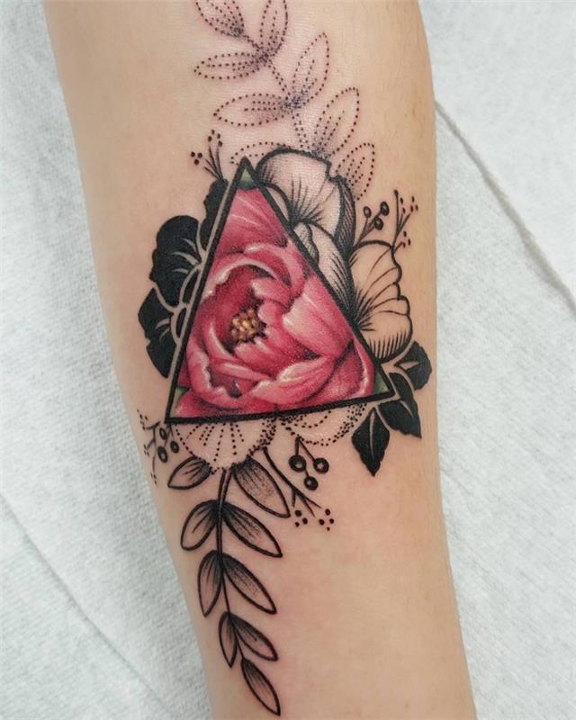 význam tetovania s hlbokým trojuholníkom spojený s krásou kvetinového vzoru a technikou bodkovaného tetovania