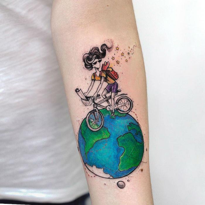 ألوان مائية وشم السفر امرأة تركب دراجة على كوكب الأرض ألوان مائية زرقاء وخضراء