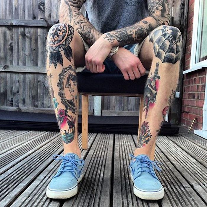 fotka tetovania muža na nohe na holeni a stehne