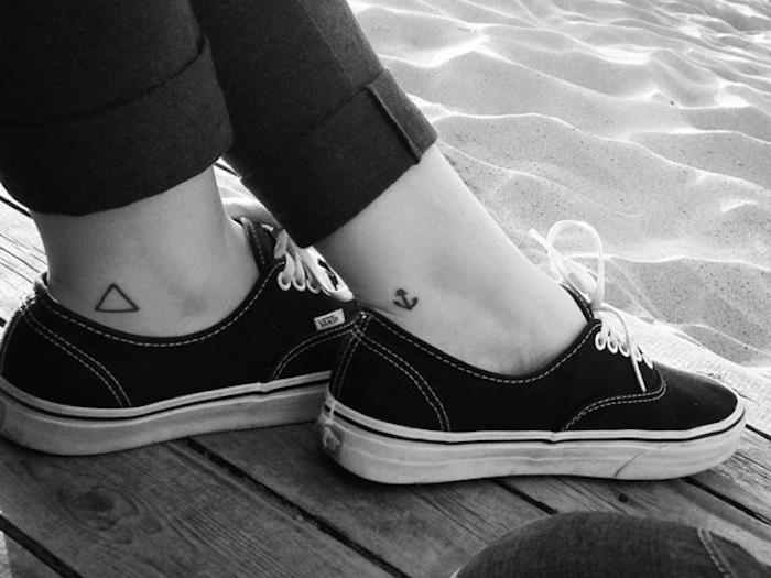 Príklady malého tetovania pre kotvu trojuholníka tetovania dievčenského členku na nohe