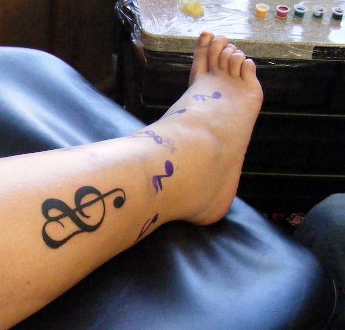 Tetovanie na husľový kľúč členok srdce tetovanie na nohe