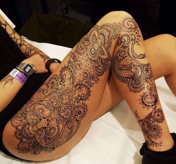 Žena v štýle tetovania v štýle mandaly v štýle stehna