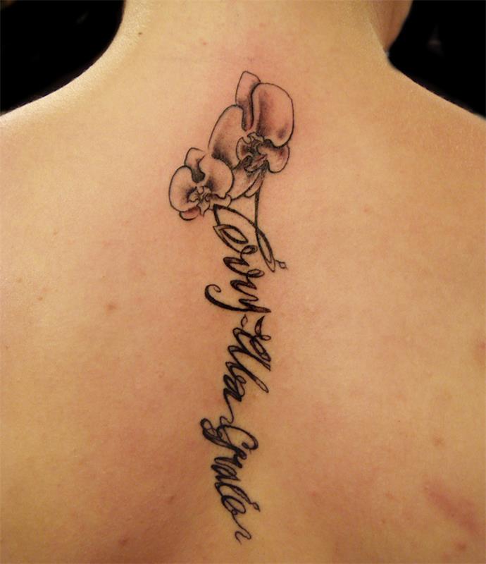 tetovanie orchideí na krku, kvetinové tetovanie ženy na chrbte