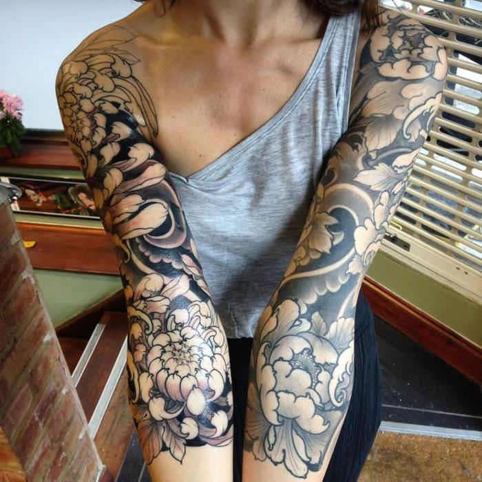 kvetinové tetovanie na paži, návrhy tetovania pivonky v čiernej farbe