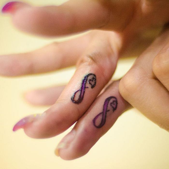 oändlighetstatueringar på fingret som parfingertatueringar
